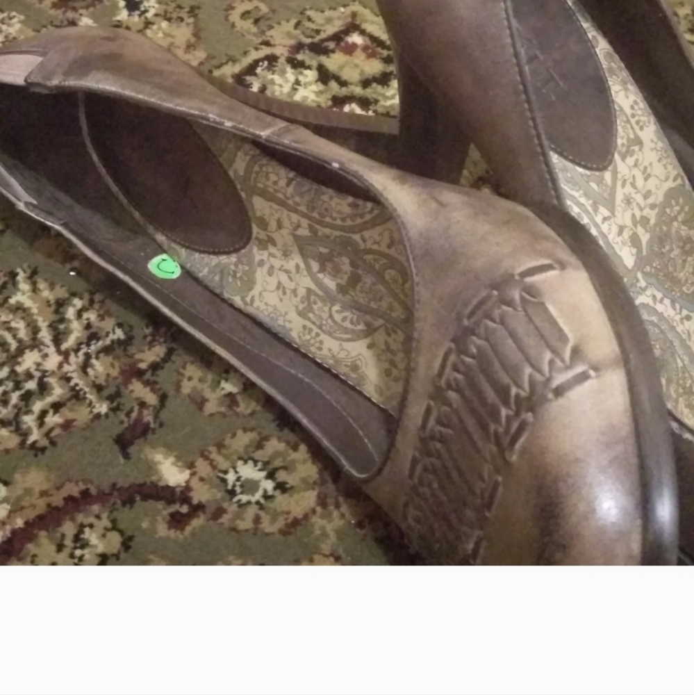 Distressed Heels  Retro . - Picture 4 of 7
